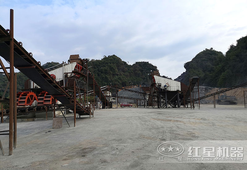 方案三配置現(xiàn)場：破碎機+制砂機+洗砂機，費用80萬以上