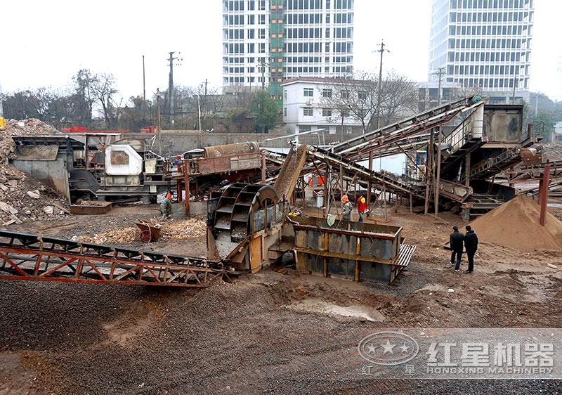 建筑垃圾制沙現(xiàn)場，配置車載制沙機(jī)